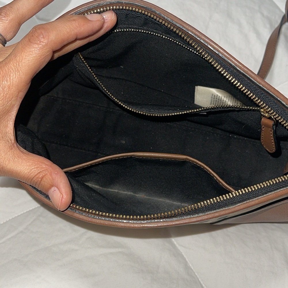 BURBERRY CROSSBODY AUTHENTIC LARGE CLUTCH SIGNATURE PATERN REMOVABLE STRAP EUC. - Picture 14 of 17